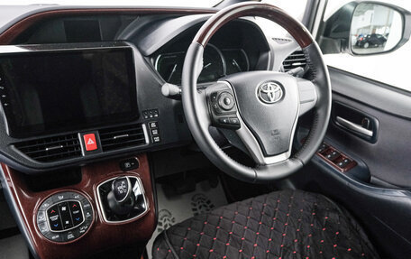 Toyota Noah III, 2016 год, 2 249 000 рублей, 10 фотография