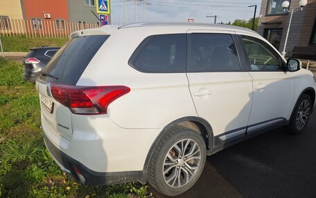 Mitsubishi Outlander III рестайлинг 3, 2016 год, 2 100 000 рублей, 5 фотография