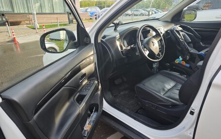 Mitsubishi Outlander III рестайлинг 3, 2016 год, 2 100 000 рублей, 9 фотография