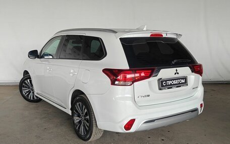 Mitsubishi Outlander III рестайлинг 3, 2021 год, 2 450 000 рублей, 4 фотография
