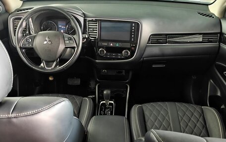 Mitsubishi Outlander III рестайлинг 3, 2021 год, 2 450 000 рублей, 9 фотография