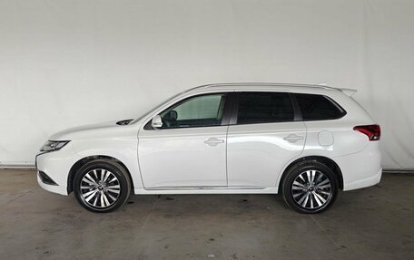 Mitsubishi Outlander III рестайлинг 3, 2021 год, 2 450 000 рублей, 7 фотография