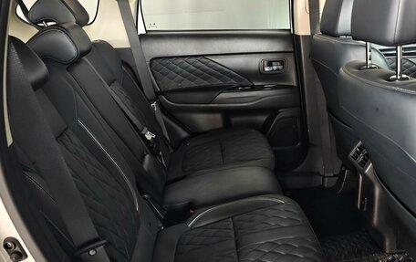 Mitsubishi Outlander III рестайлинг 3, 2021 год, 2 450 000 рублей, 10 фотография