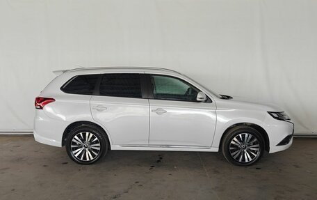 Mitsubishi Outlander III рестайлинг 3, 2021 год, 2 450 000 рублей, 8 фотография