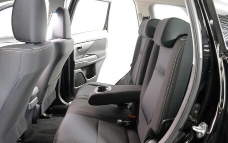 Mitsubishi Outlander III рестайлинг 3, 2018 год, 1 995 000 рублей, 10 фотография