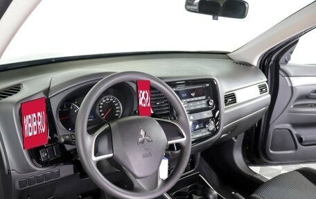 Mitsubishi Outlander III рестайлинг 3, 2018 год, 1 995 000 рублей, 9 фотография