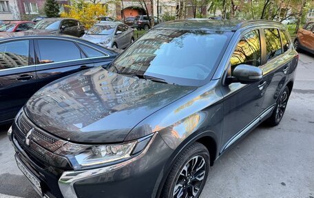 Mitsubishi Outlander III рестайлинг 3, 2022 год, 2 950 000 рублей, 2 фотография