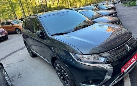 Mitsubishi Outlander III рестайлинг 3, 2022 год, 2 950 000 рублей, 3 фотография