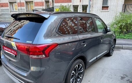Mitsubishi Outlander III рестайлинг 3, 2022 год, 2 950 000 рублей, 5 фотография