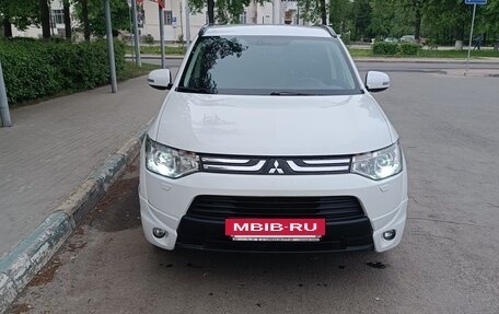 Mitsubishi Outlander III рестайлинг 3, 2013 год, 1 660 000 рублей, 2 фотография