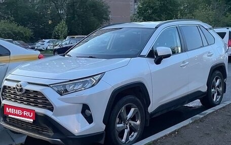Toyota RAV4, 2021 год, 3 600 000 рублей, 2 фотография