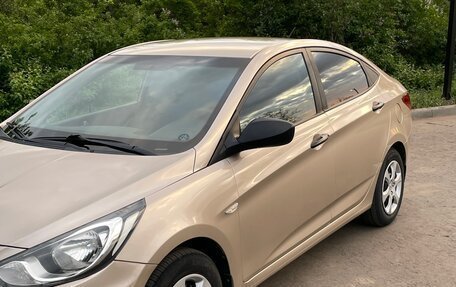 Hyundai Solaris II рестайлинг, 2011 год, 1 050 000 рублей, 2 фотография