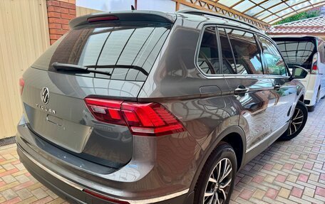 Volkswagen Tiguan II, 2021 год, 2 400 000 рублей, 2 фотография