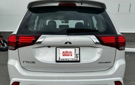 Mitsubishi Outlander III рестайлинг 3, 2022 год, 2 200 000 рублей, 5 фотография