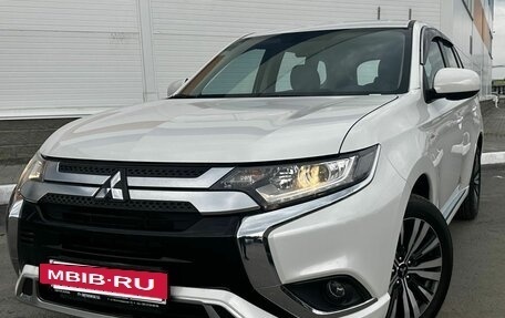Mitsubishi Outlander III рестайлинг 3, 2022 год, 2 200 000 рублей, 2 фотография