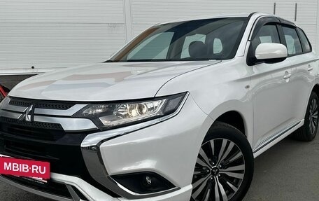 Mitsubishi Outlander III рестайлинг 3, 2022 год, 2 200 000 рублей, 3 фотография