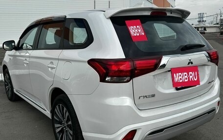 Mitsubishi Outlander III рестайлинг 3, 2022 год, 2 200 000 рублей, 6 фотография