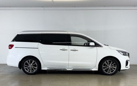 KIA Carnival III, 2018 год, 2 600 000 рублей, 5 фотография
