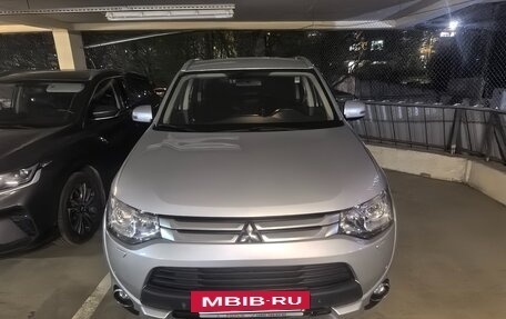 Mitsubishi Outlander III рестайлинг 3, 2014 год, 1 750 000 рублей, 2 фотография