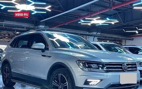 Volkswagen Tiguan II, 2021 год, 1 800 000 рублей, 3 фотография