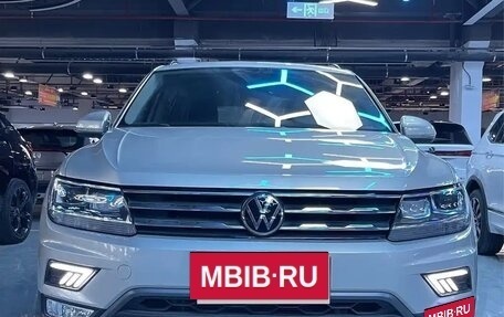 Volkswagen Tiguan II, 2021 год, 1 800 000 рублей, 2 фотография