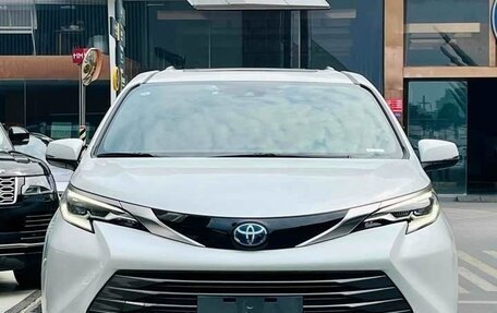 Toyota Sienna, 2021 год, 4 240 000 рублей, 2 фотография
