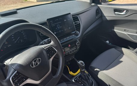 Hyundai Solaris II рестайлинг, 2021 год, 1 580 000 рублей, 2 фотография