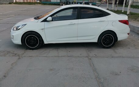 Hyundai Solaris II рестайлинг, 2011 год, 800 000 рублей, 2 фотография