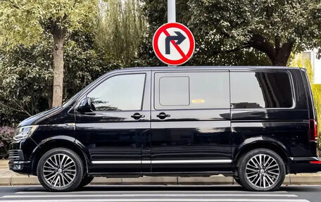 Volkswagen Multivan T6 рестайлинг, 2021 год, 5 750 090 рублей, 6 фотография