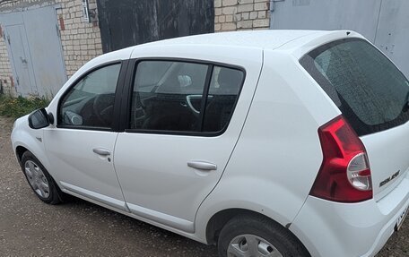 Renault Sandero I, 2013 год, 850 000 рублей, 2 фотография