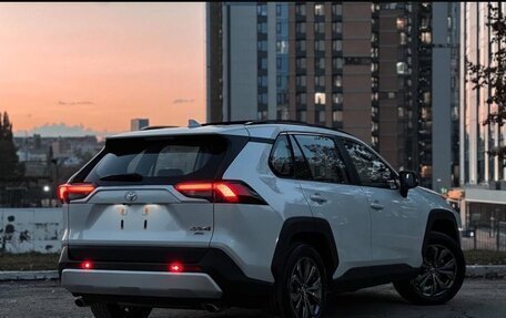 Toyota RAV4, 2024 год, 4 399 000 рублей, 2 фотография