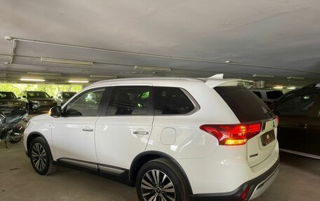 Mitsubishi Outlander III рестайлинг 3, 2019 год, 3 550 000 рублей, 4 фотография