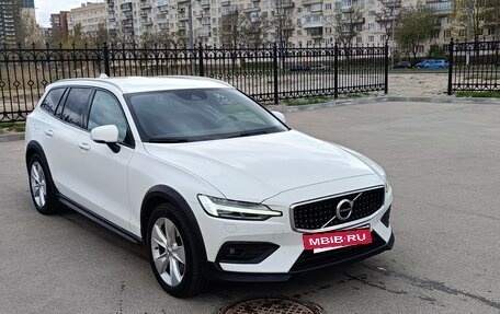 Volvo V60 Cross Country II, 2019 год, 3 200 000 рублей, 2 фотография