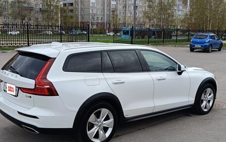 Volvo V60 Cross Country II, 2019 год, 3 200 000 рублей, 3 фотография