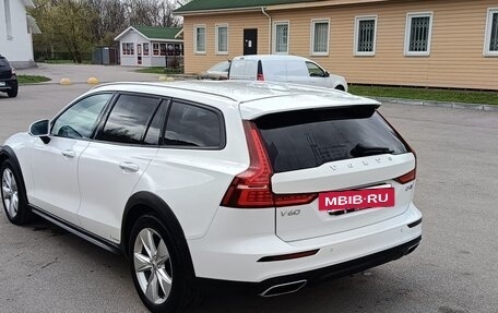 Volvo V60 Cross Country II, 2019 год, 3 200 000 рублей, 5 фотография