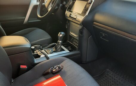 Toyota Land Cruiser Prado 150 рестайлинг 2, 2019 год, 5 900 000 рублей, 6 фотография