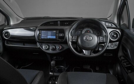 Toyota Vitz, 2018 год, 1 049 000 рублей, 6 фотография