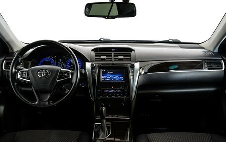 Toyota Camry, 2017 год, 1 899 000 рублей, 10 фотография