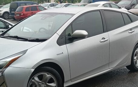 Toyota Prius IV XW50, 2016 год, 1 650 000 рублей, 2 фотография