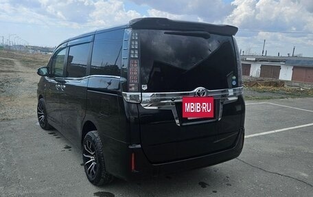 Toyota Voxy III, 2017 год, 2 050 000 рублей, 3 фотография