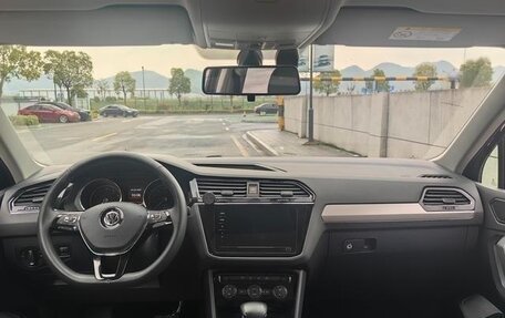 Volkswagen Tiguan II, 2021 год, 1 710 000 рублей, 10 фотография