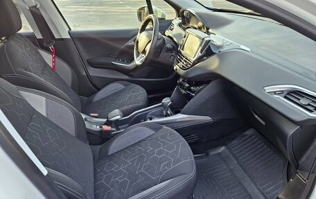 Peugeot 2008 II, 2017 год, 1 340 000 рублей, 15 фотография