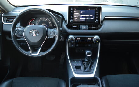 Toyota RAV4, 2021 год, 3 760 000 рублей, 8 фотография