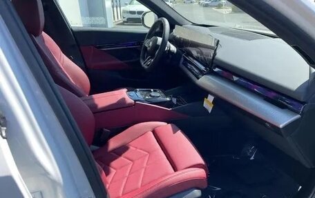 BMW 5 серия, 2025 год, 10 390 000 рублей, 15 фотография