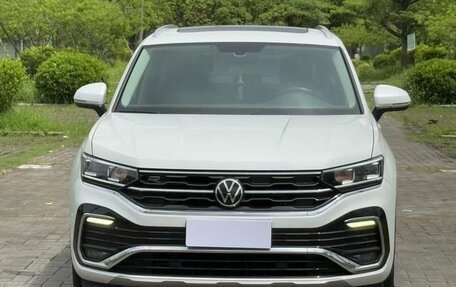Volkswagen Tiguan II, 2020 год, 2 100 900 рублей, 2 фотография