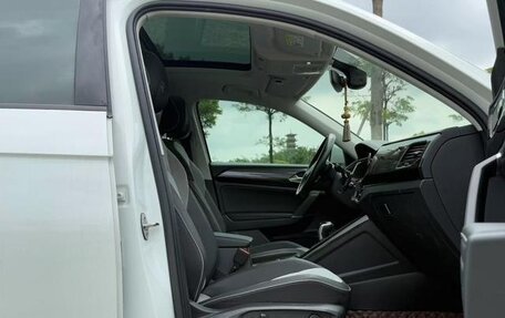 Volkswagen Tiguan II, 2020 год, 2 100 900 рублей, 11 фотография