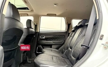 Mitsubishi Outlander III рестайлинг 3, 2021 год, 2 500 000 рублей, 10 фотография