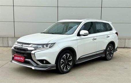Mitsubishi Outlander III рестайлинг 3, 2021 год, 2 500 000 рублей, 1 фотография