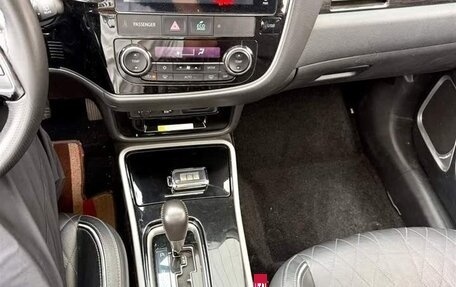 Mitsubishi Outlander III рестайлинг 3, 2021 год, 2 500 000 рублей, 8 фотография