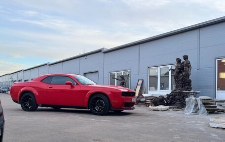 Dodge Challenger III рестайлинг 2, 2021 год, 4 400 000 рублей, 2 фотография